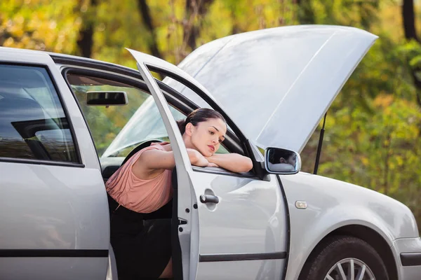 Jovem Mulher Triste Seu Carro Porque Quebrou — Fotografia de Stock