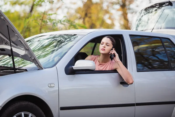 年轻的女人在呼叫后送服务 她的车抛锚了 — 图库照片
