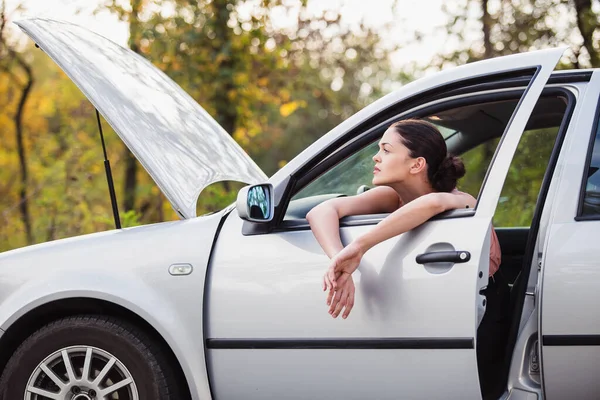 Jovem Espera Por Assistência Perto Seu Carro Que Quebrou — Fotografia de Stock