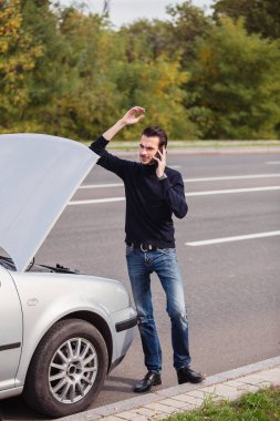 Telefonla arayan adam hasarlı arabası için yardım istiyor.