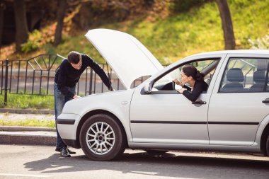 Adam genç bir kadına arabasını tamir etmesi için yardım etmek istedi ama sorunun ne olduğunu bilmiyor.