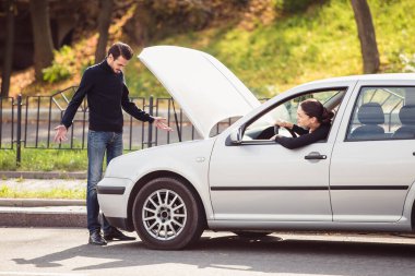 Adam genç bir kadına arabasını tamir etmesi için yardım etmek istedi ama sorunun ne olduğunu bilmiyor.
