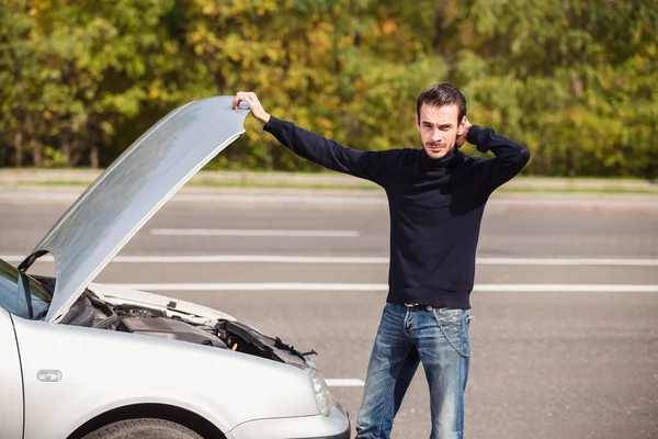 Homem Tenta Reparar Carro Estrada — Fotografia de Stock