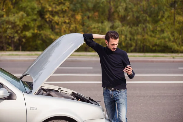 Homem Chamando Por Telefone Para Obter Ajuda Com Seu Carro — Fotografia de Stock