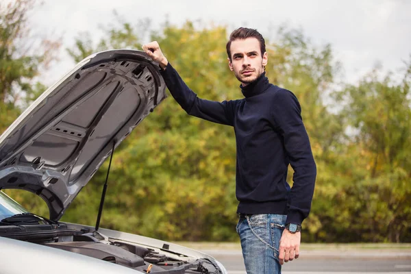 Homem Tenta Reparar Carro Estrada — Fotografia de Stock