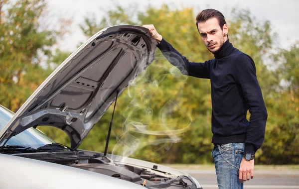 Homem Tenta Reparar Carro Estrada — Fotografia de Stock