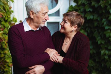 Sonbahar parkında birbirine aşık yaşlı bir çift yürüyor. Yaşlı insanlar birbirlerine sarılırlar.