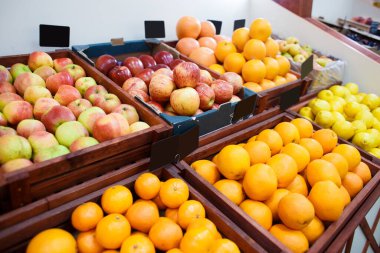 Sebze dükkanında rafta farklı meyveler var.