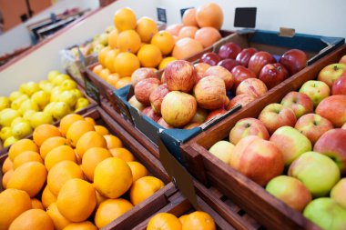 Sebze dükkanında rafta farklı meyveler var.