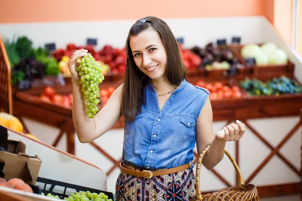 Hermosa Joven Mujer Elige Uvas Una Tienda Verduras —  Fotos de Stock