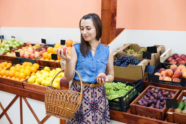 Belle Jeune Femme Choisit Les Pêches Dans Magasin Légumes — Photo