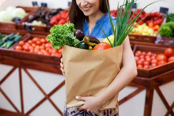 Hermosa Joven Con Una Bolsa Papel Con Compras Vegetariano —  Fotos de Stock