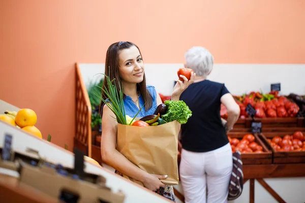 Hermosa Joven Con Una Bolsa Papel Con Compras Vegetariano —  Fotos de Stock