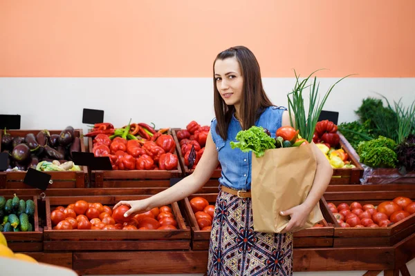 Hermosa Joven Con Una Bolsa Papel Con Compras Vegetariano —  Fotos de Stock