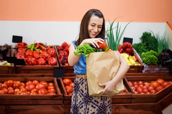 Hermosa Joven Con Una Bolsa Papel Con Compras Vegetariano —  Fotos de Stock
