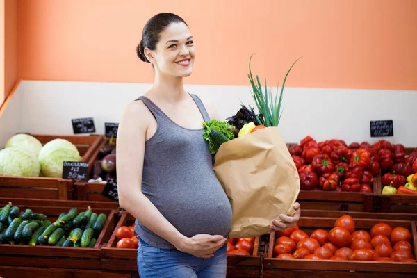 Молодая Беременная Женщина Делает Покупки Овощном Магазине — стоковое фото