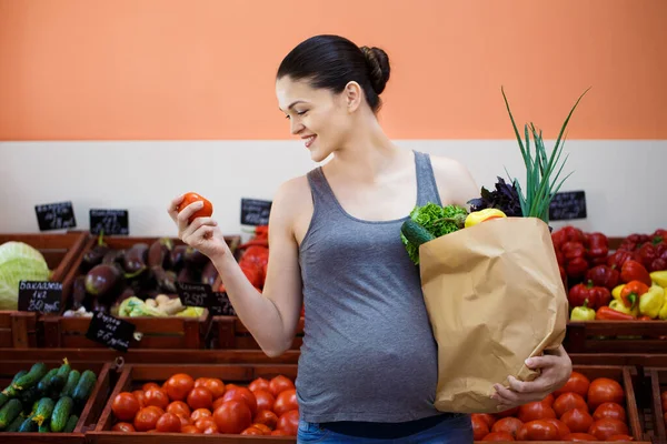 Mujer Embarazada Joven Compras Una Tienda Verduras —  Fotos de Stock