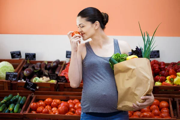 Mujer Embarazada Joven Compras Una Tienda Verduras —  Fotos de Stock