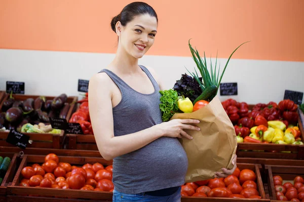 Mujer Embarazada Joven Compras Una Tienda Verduras —  Fotos de Stock