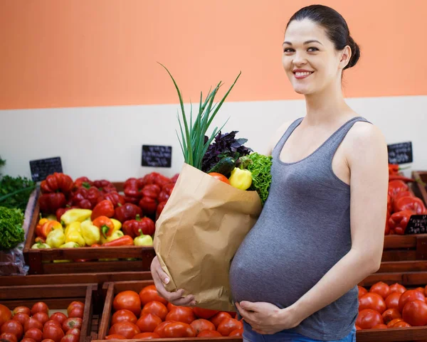 Mujer Embarazada Joven Compras Una Tienda Verduras —  Fotos de Stock