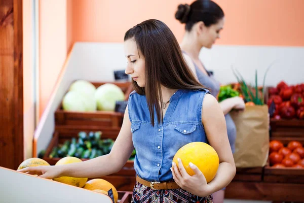 Hermosa Joven Mujer Elige Melones Una Tienda Verduras —  Fotos de Stock