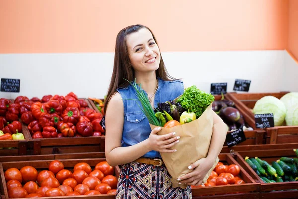 Hermosa Joven Con Una Bolsa Papel Con Compras Vegetariano —  Fotos de Stock