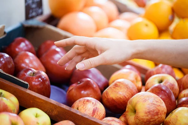 Mano Cerrada Selecciona Manzanas Fondo Estantería Vegeta —  Fotos de Stock