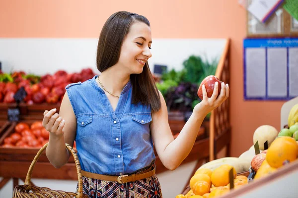 Hermosa Joven Mujer Selecciona Manzanas Una Tienda Verduras —  Fotos de Stock