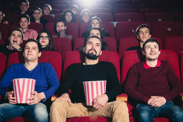 Sinema Salonundaki Arkadaşlar Ilginç Bir Film Seansında — Stok fotoğraf