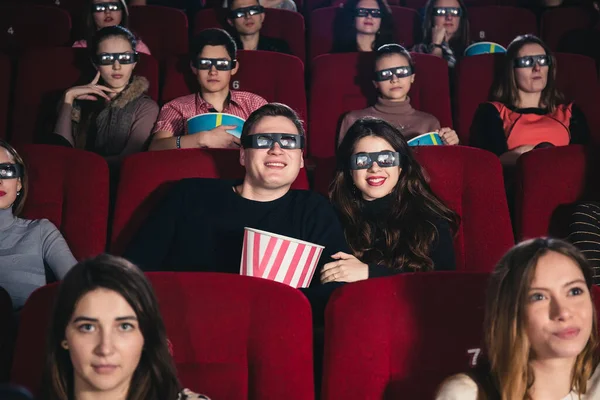 Una Pareja Enamorada Coqueteando Cine Comiendo Palomitas Maíz —  Fotos de Stock