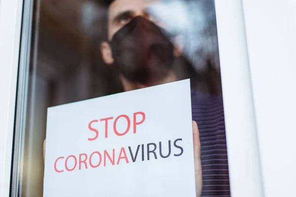 Hombre Queda Casa Aislado Durante Cuarentena Detener Pandemia Del Coronavirus —  Fotos de Stock