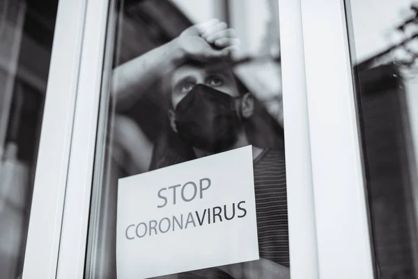 Homme Reste Maison Isolement Pendant Quarantaine Arrêtez Pandémie Coronavirus Regarde — Photo