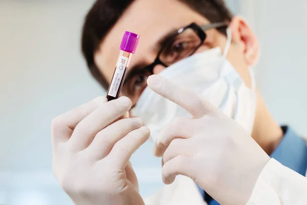 Dokter Ahli Virus Virologi Sedang Memeriksa Sampel Tes Darah Dengan — Stok Foto
