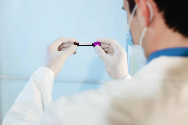 Dokter Ahli Virus Virologi Sedang Memeriksa Sampel Tes Darah Dengan — Stok Foto