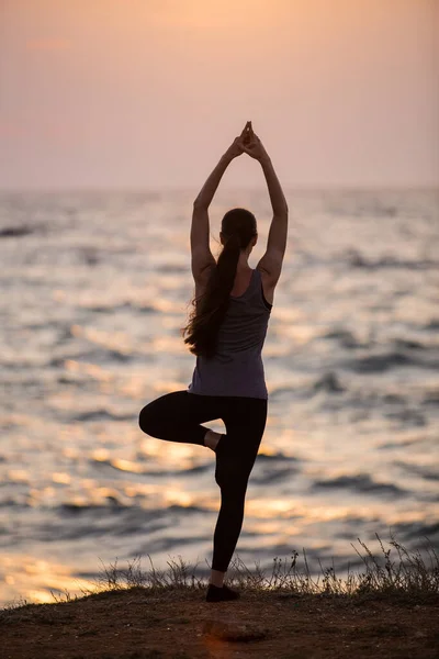 Silhouet Van Een Meisje Dat Yoga Doet Bij Zonsondergang Bij — Stockfoto