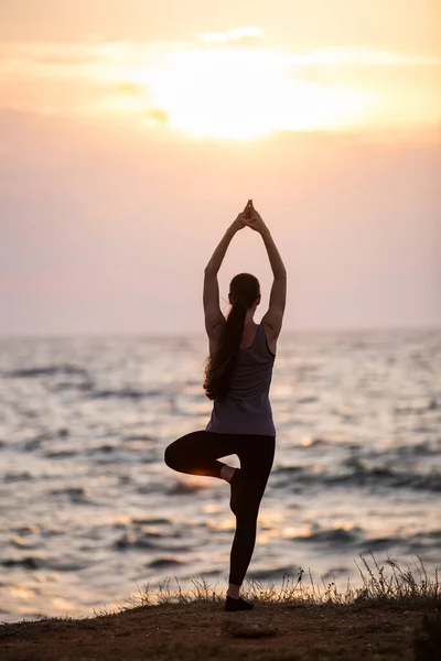 Silhouet Van Een Meisje Dat Yoga Doet Bij Zonsondergang Bij — Stockfoto