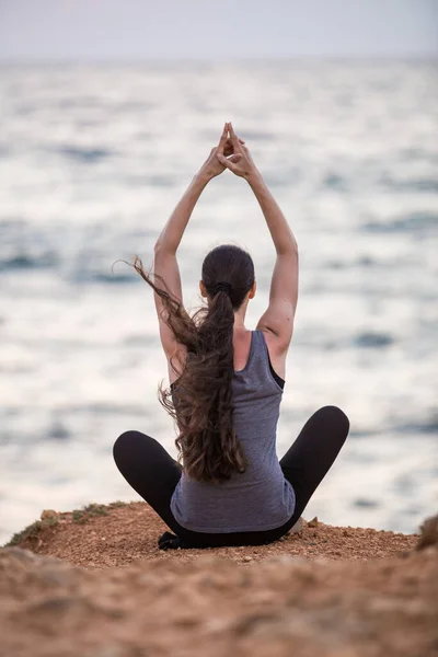 Yogi Meisje Lotus Positie Een Klif Door Zee — Stockfoto