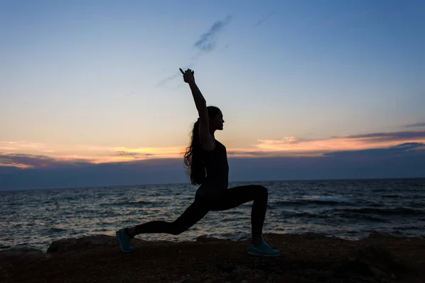 Yogi Meisje Een Pose Van Een Krijger Een Klif Bij — Stockfoto