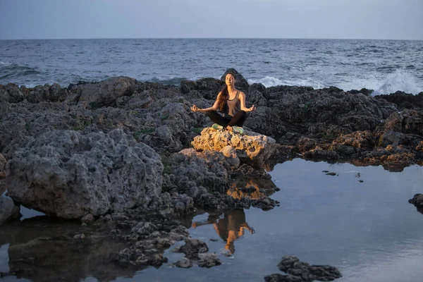 Menina Yogi Lótus Posar Sobre Rochas Perto Mar Noite — Fotografia de Stock