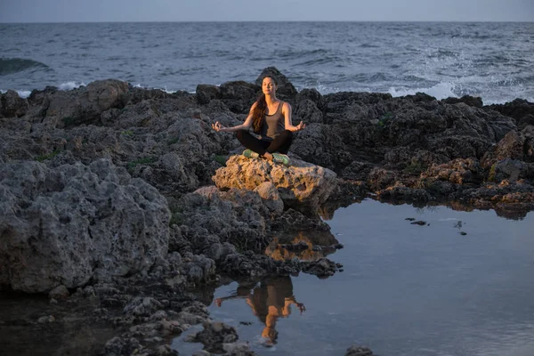 Yogi Girl Lotus Position Cliff Sea — Stock Photo, Image