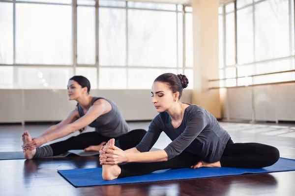 Két Fiatal Nyújtózkodik Fitneszteremben — Stock Fotó