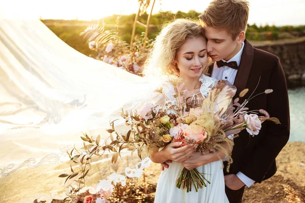 Novia Novio Cerca Decoración Boda Una Ceremonia Acantilado Roca Cerca —  Fotos de Stock