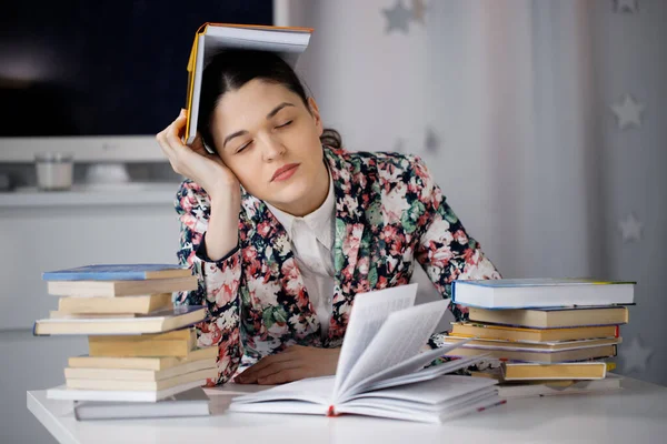 Een Jonge Vrouw Slaapt Voor Een Stapel Papieren Een Computer — Stockfoto