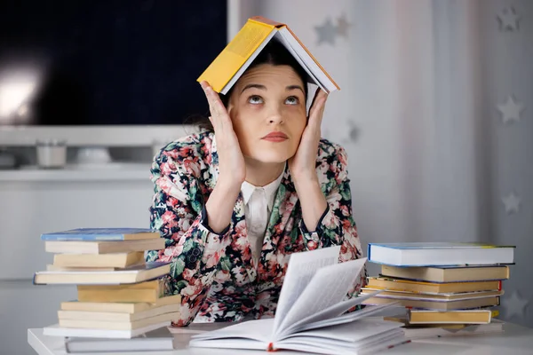 Een Jonge Vrouw Zit Voor Een Stapel Papieren Een Computer — Stockfoto