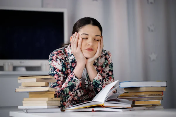 Een Jonge Vrouw Slaapt Voor Een Stapel Papieren Een Computer — Stockfoto