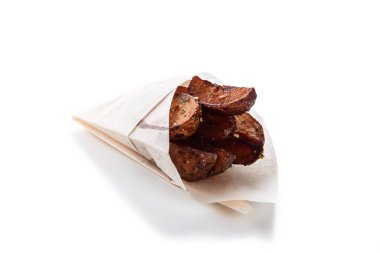 Beyaz bir arka planda hediye paketi içinde patates kızartması.)