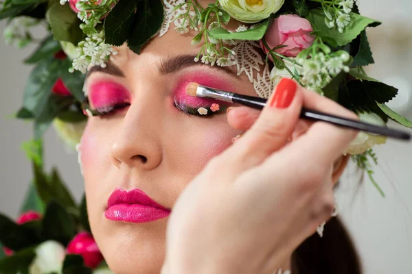 Portret Van Een Prachtige Brunette Met Enorme Rechtop Staande Wimpers — Stockfoto