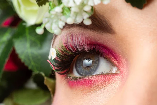 Retrato Una Hermosa Morena Con Enormes Pestañas Erectas Imagen Primavera — Foto de Stock