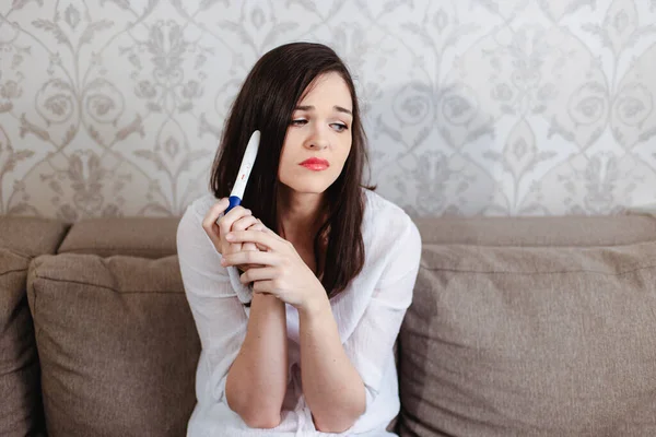 Sterile Giovane Donna Triste Quando Vede Test Gravidanza Negativo — Foto Stock