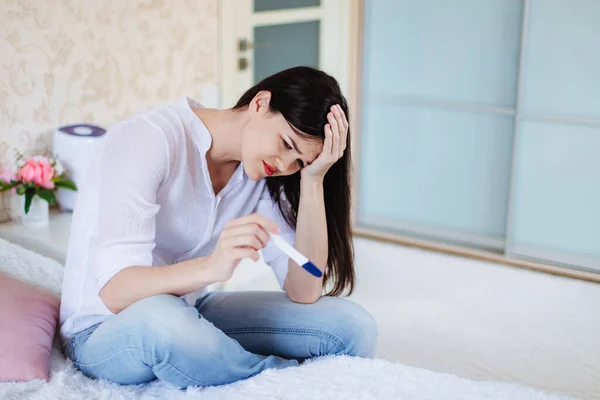 Young Woman Shocked Sad She Sees Positive Pregnancy Test — Stock Photo, Image
